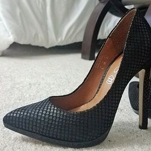 Classic pointed toe black heels